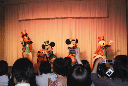 ディズニーキャラクター登場。